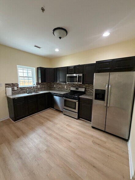 Kitchen - 139 W Hamburg St
