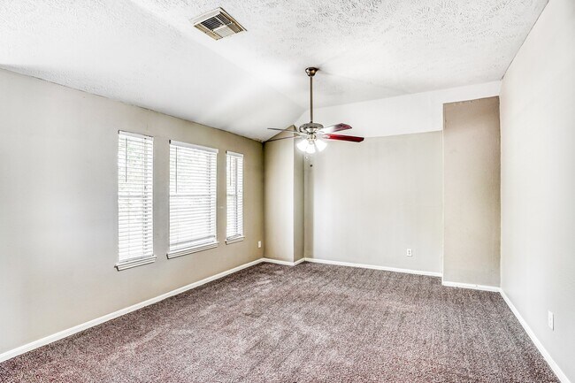 Building Photo - 518 Foxglove Dr
