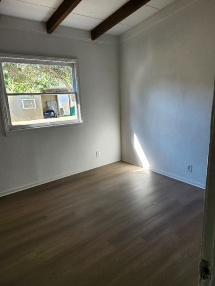 Building Photo - 1136 W Dakota Ave