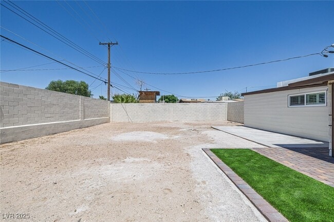 Building Photo - 1720 Eastwood Dr