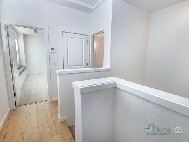 Building Photo - Charming 2-Bedroom, 2.5-Bathroom Home in Hillsboro