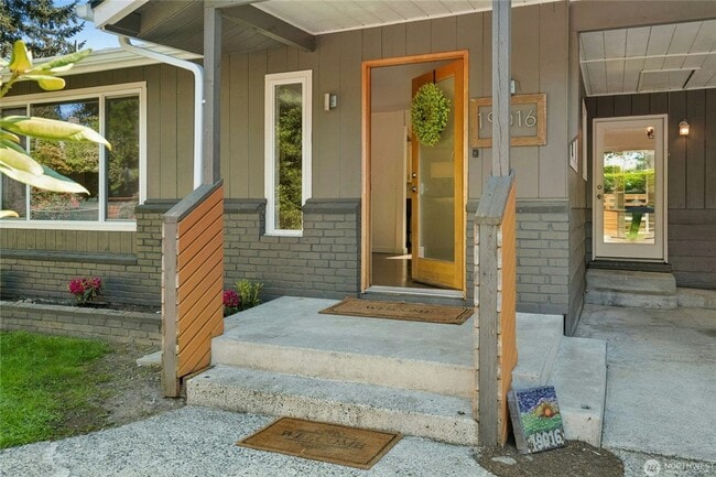 Building Photo - Spacious Richmond Highlands Retreat with Modern Updates & Flexible Living