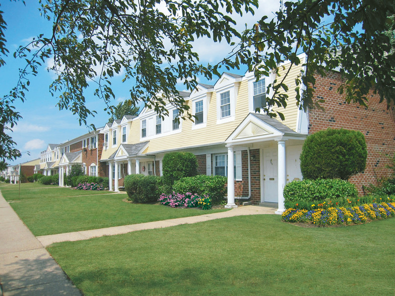 Primary Photo - Chateau Apartments