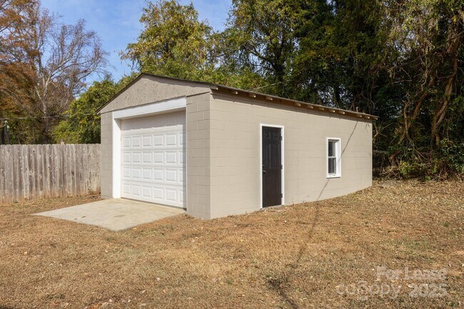 Building Photo - 815 Sharon Dr