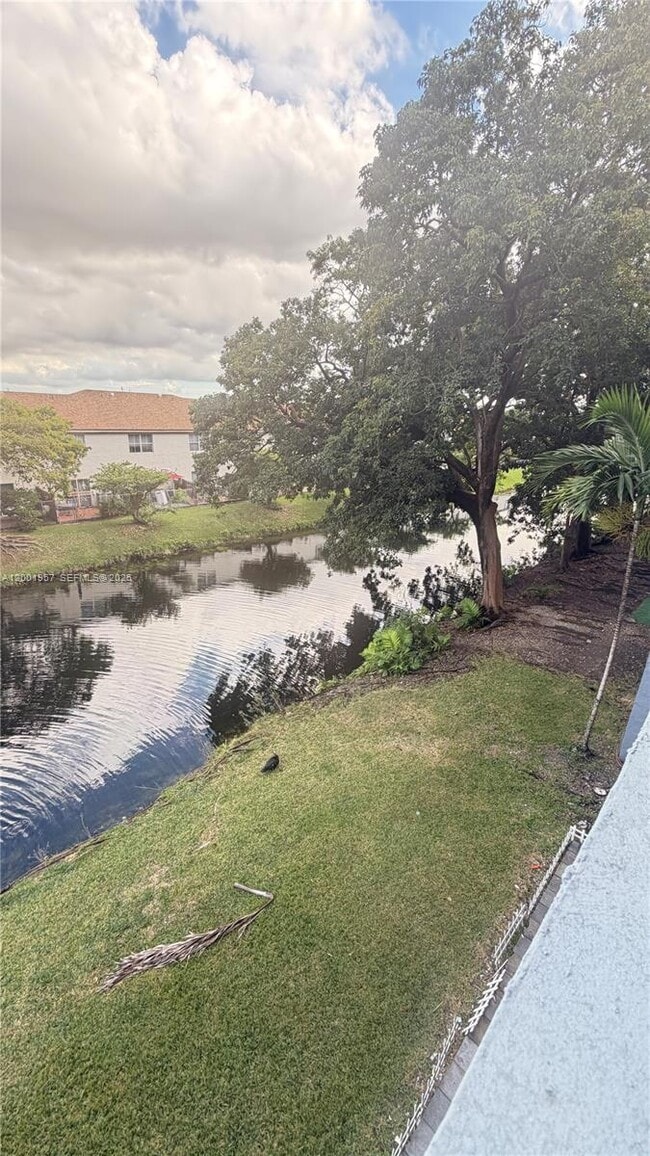 Building Photo - 9375 Fontainebleau Blvd