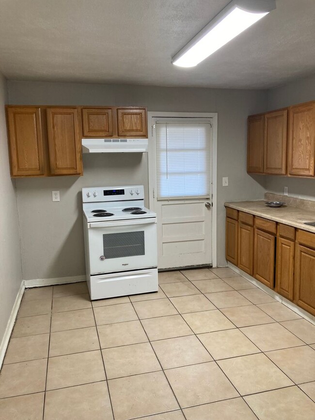 Building Photo - TWO BEDROOM, ONE BATH HOME