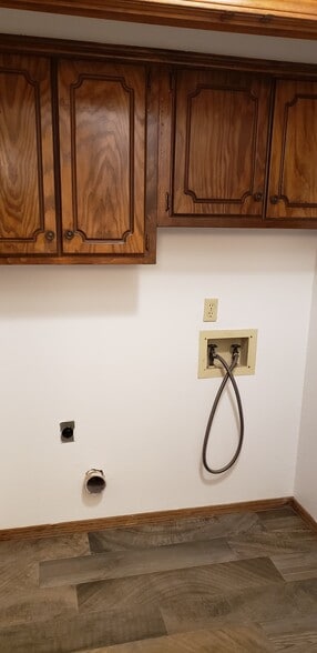 Laundry room with Washer/Dryer hookups - 908 Acacia Cir