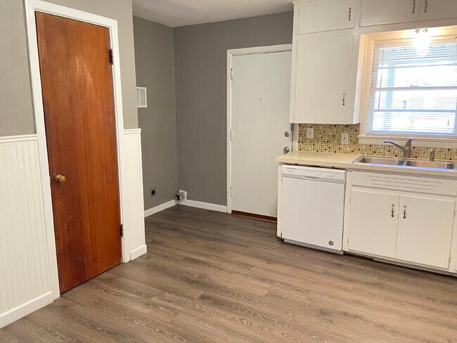 Building Photo - Spectacular Home With Classic Flair Locate...