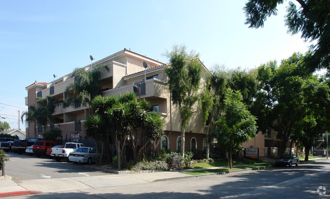 Primary Photo - Tradewinds Apartments