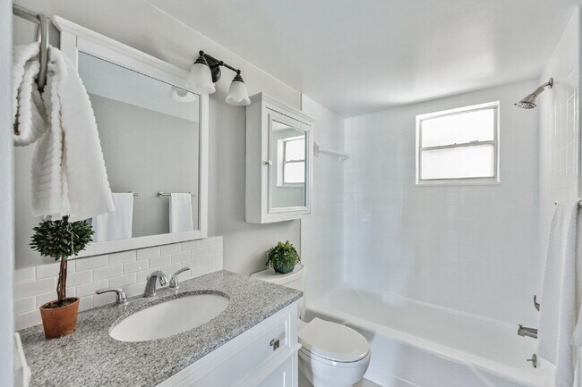 Building Photo - "Charming Coastal Retreat: Cozy 1-Bedroom ...