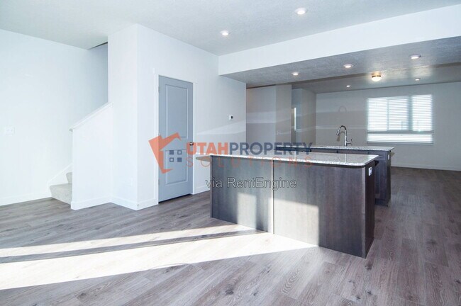 Building Photo - 1047 W 400 S