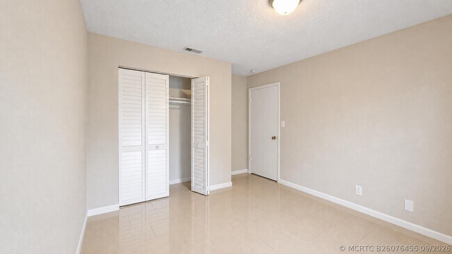 Building Photo - 416 Lakeside Dr
