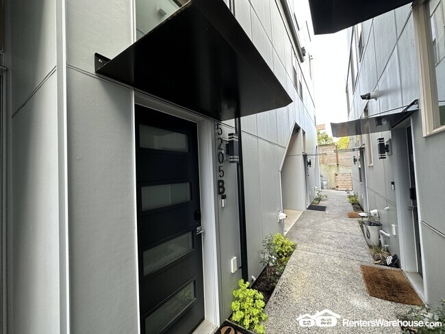 Building Photo - 5205b 51st Ave S