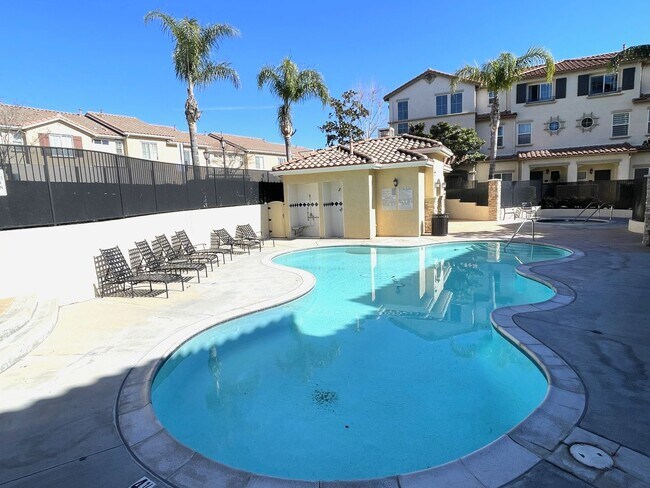 Building Photo - Luxurious Townhome in Gated Private Community
