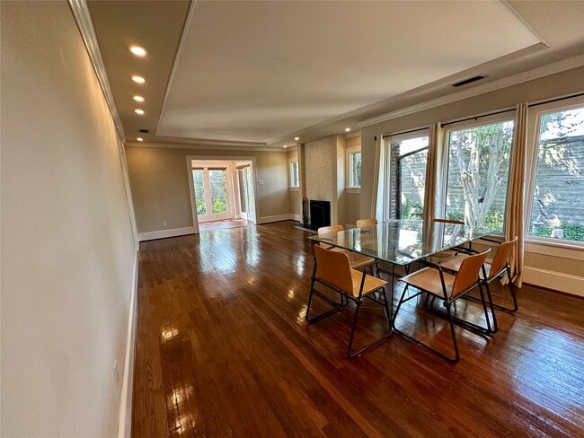 Building Photo - 2614 White Oak Dr