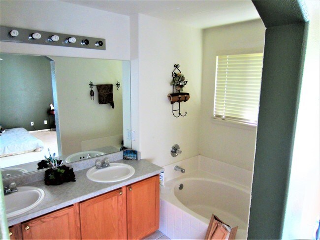 Building Photo - 10761 Cook Ct