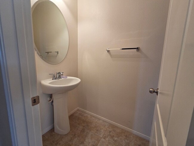 Building Photo - New Listing!