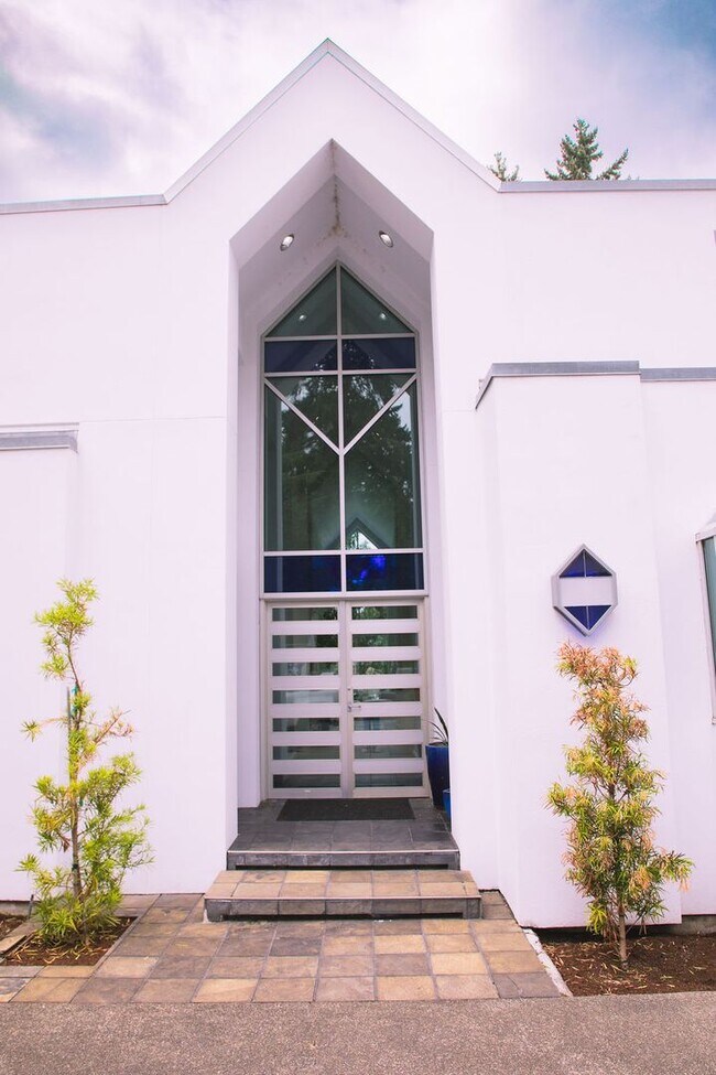 Building Photo - One of a kind private estate on Gravelly L...
