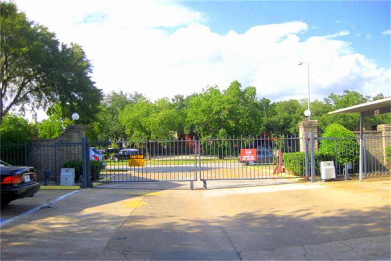 Building Photo - 8201 Richmond Ave