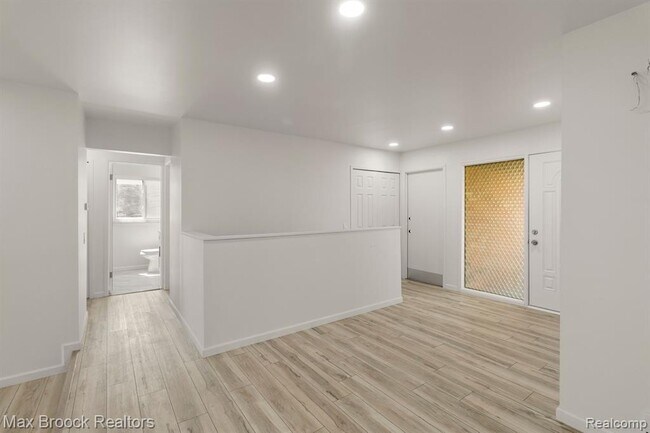 Building Photo - 6207 Nicholas Dr