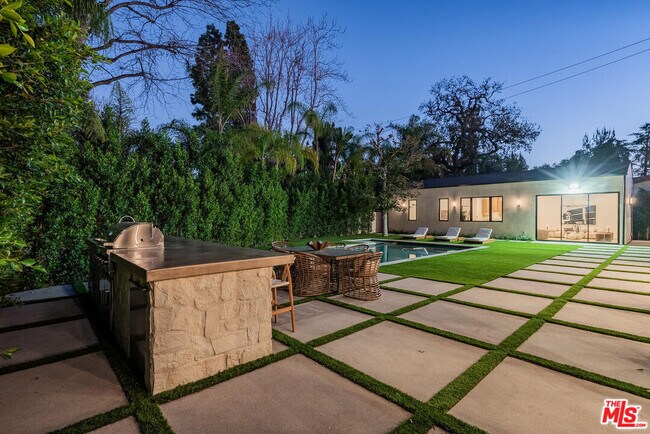 Building Photo - 5064 Encino Ave