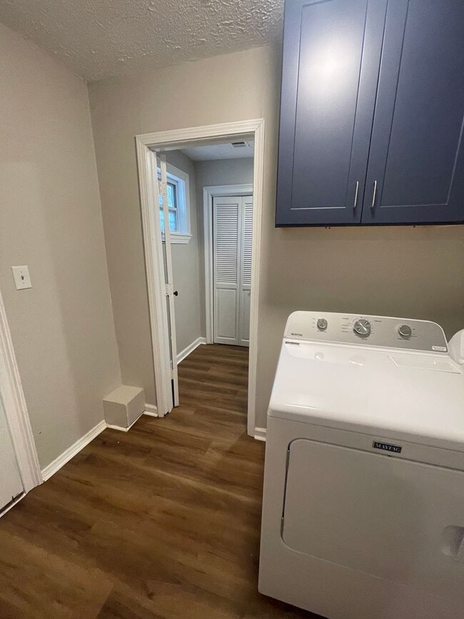 Building Photo - 3/2  Renovated House off West Broad Street!