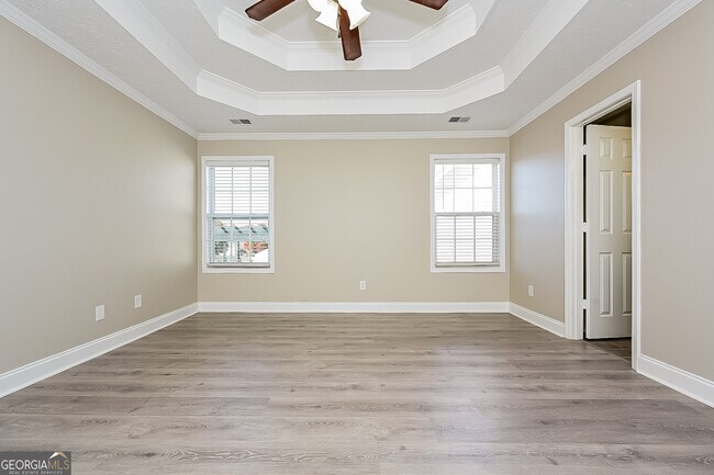 Building Photo - 1505 Queen Elizabeth Dr
