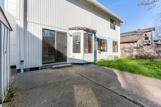 Building Photo - 7050 SW 174th Ave