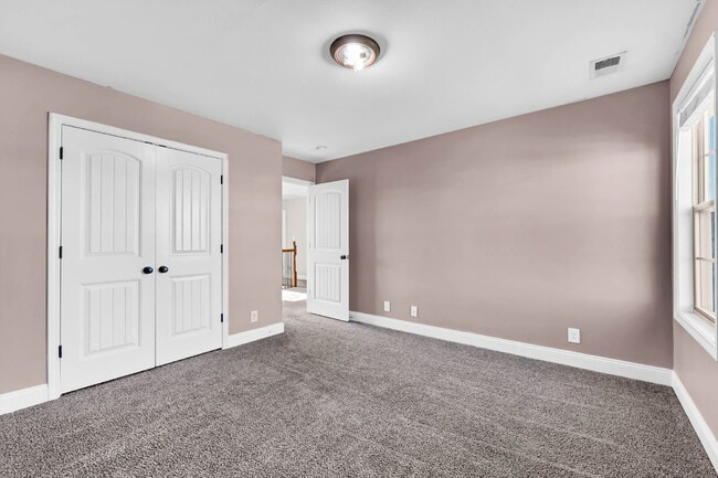 Building Photo - Close to Post and Move in Ready!