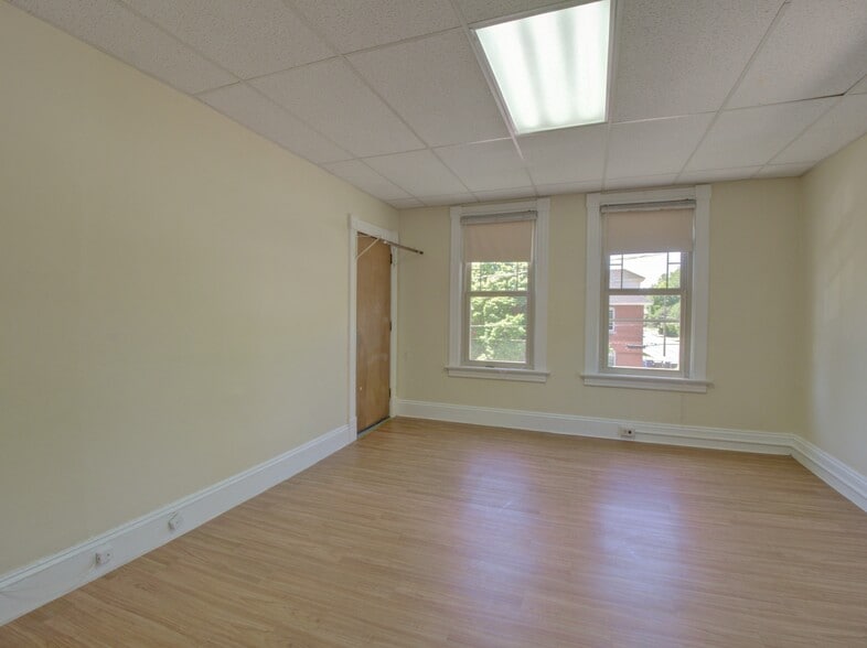 Building Photo - 324 Valley St