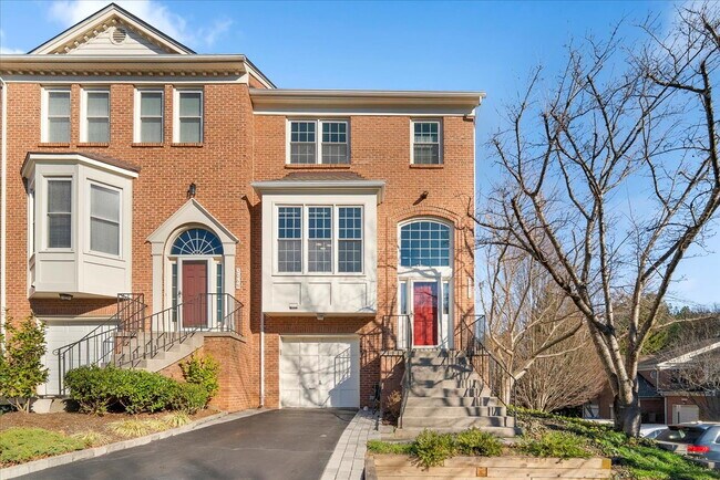 Building Photo - Beautiful End-Unit Townhome with Spacious Interior and Outdoor Living