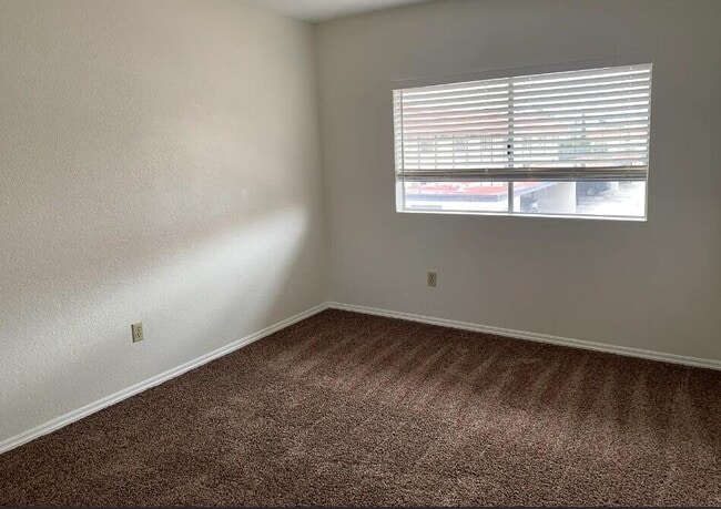 Building Photo - 40215 Harris Ln