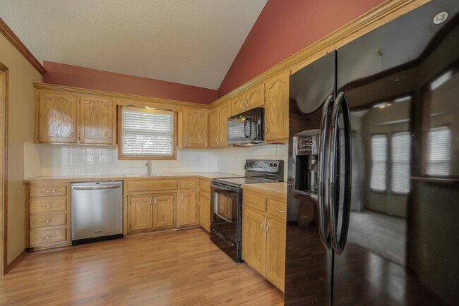 Building Photo - 612 NE Topaz Dr