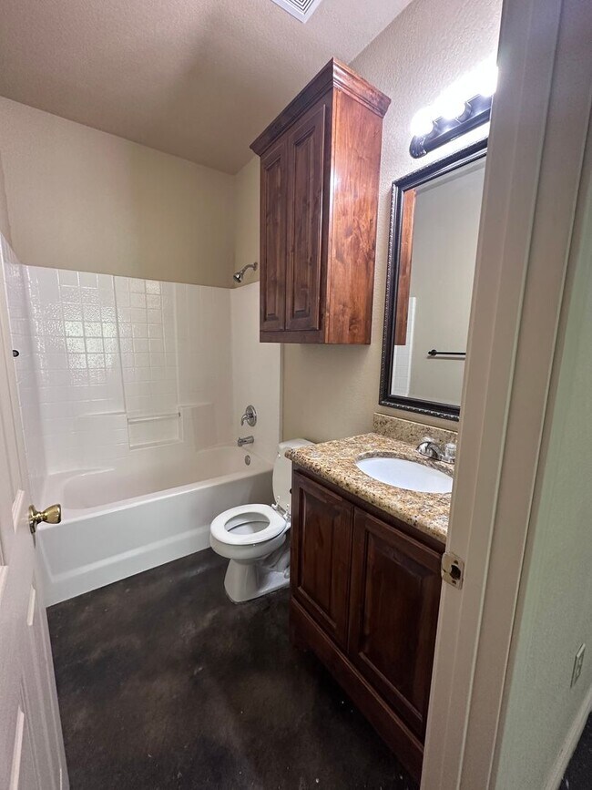 Building Photo - Spacious 4/4 House Near Baylor Campus with Yard - SPRING SEMESTER AVAILABILITY!