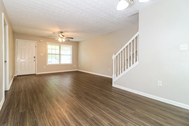 Building Photo - 1000 Weatherwood Pl NE