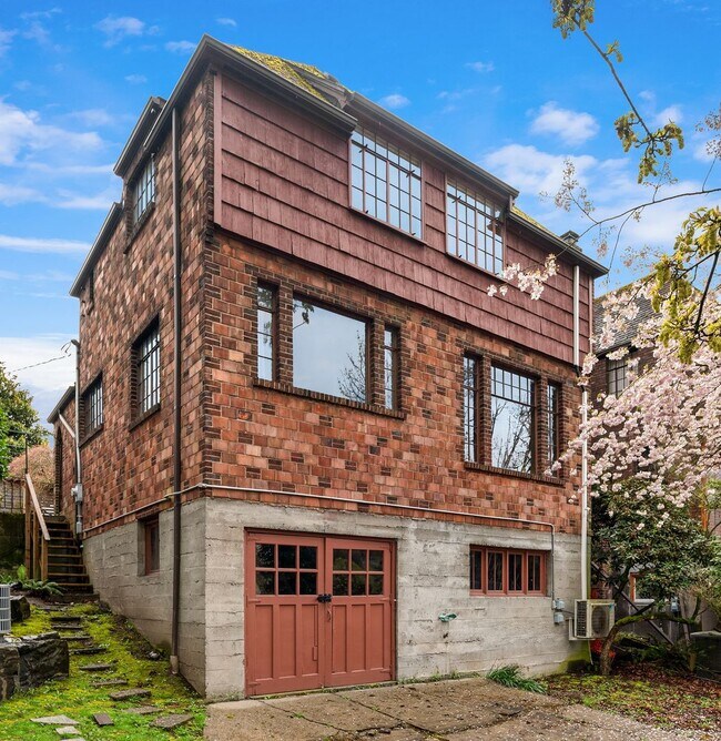Building Photo - $2000 OFF 1 Months Rent with a Lease Start...