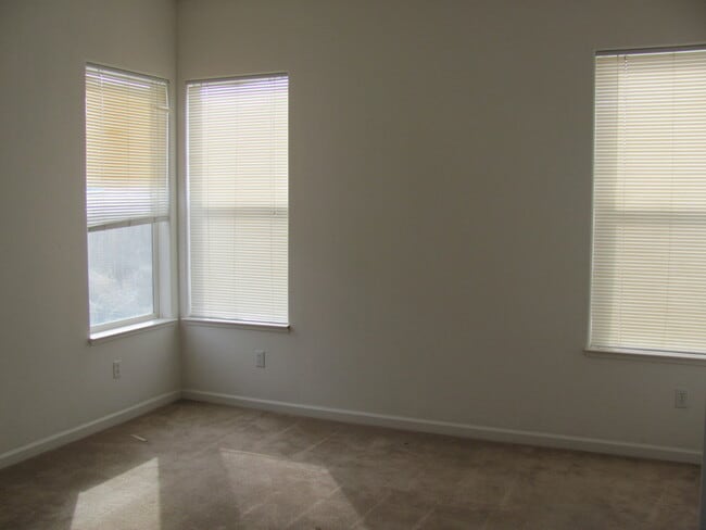 Building Photo - 930 Desert Breeze Way