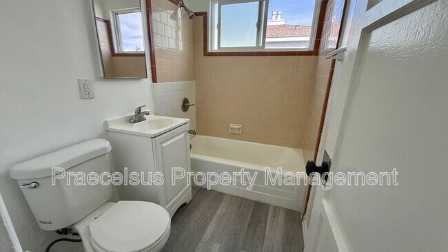 Building Photo - 317 E 5th St