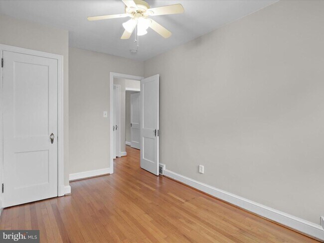 Building Photo - 426 E Nelson Ave