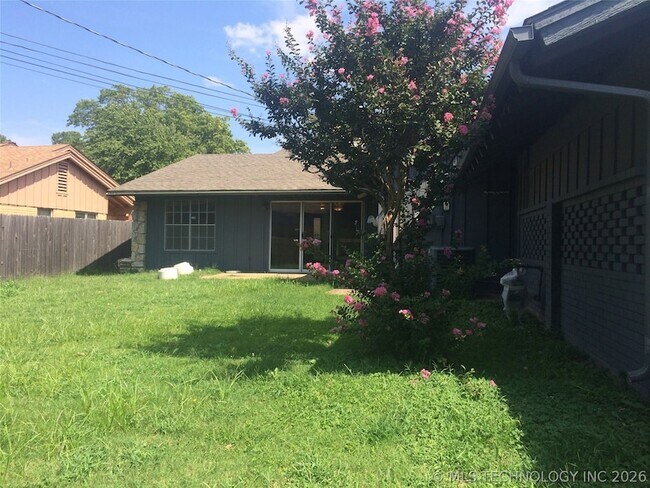 Building Photo - 4912 S Knoxville Pl
