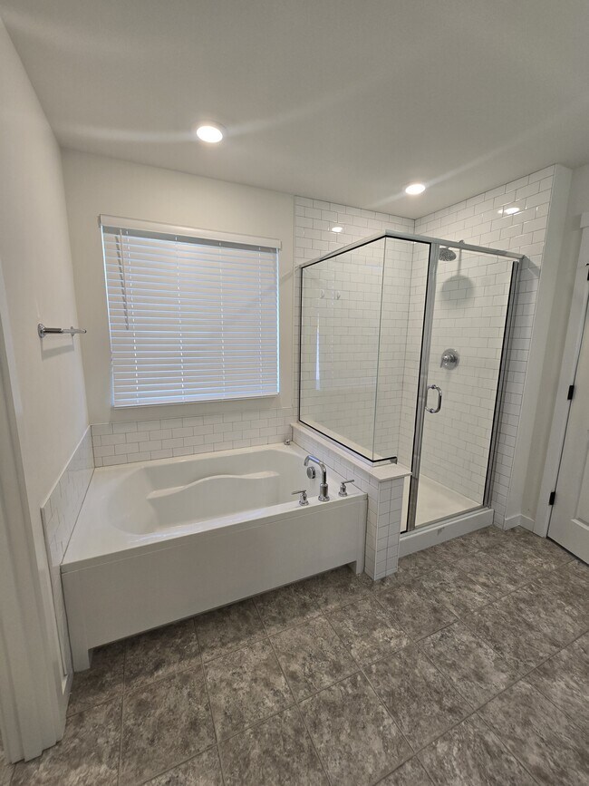 Building Photo - 903 Vine Maple Dr SE