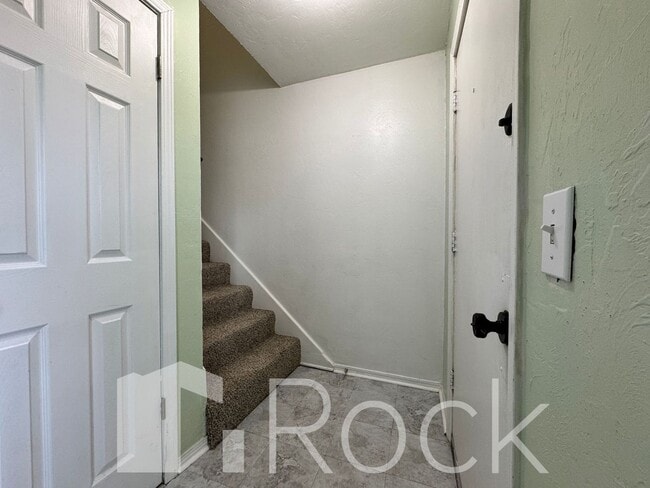 Building Photo - 2 Bedroom Townhome with All Appliances Included!