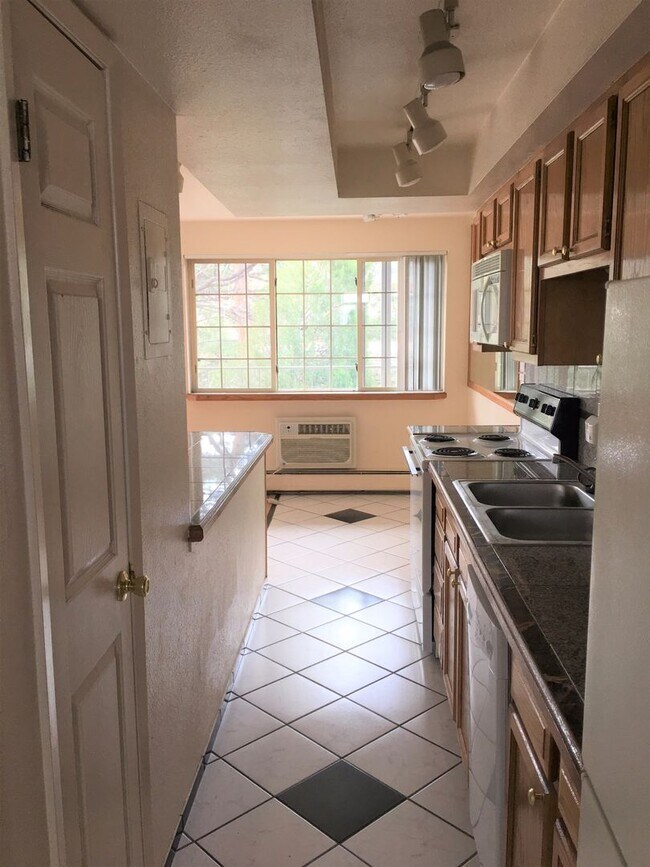 Building Photo - ONE MONTH FREE! Pet-friendly 1 BD/1 BA in ...