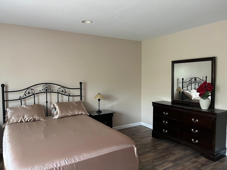 Master bedroom - 199 Rumbling Rock Rd