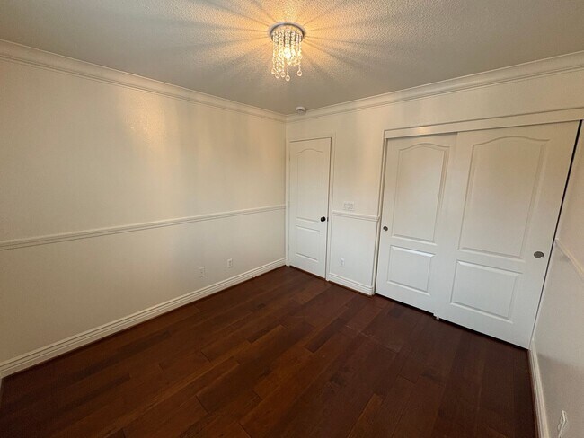 Building Photo - Two story home in NW Visalia Rent Ready!