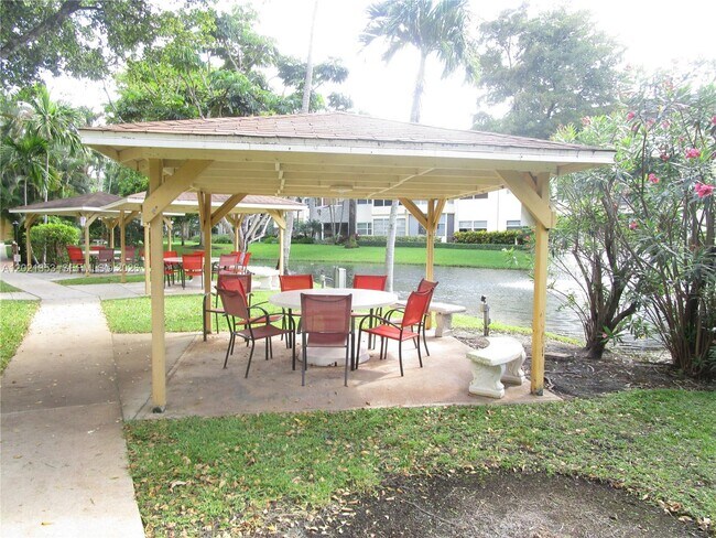 Building Photo - 5111 W Oakland Park Blvd