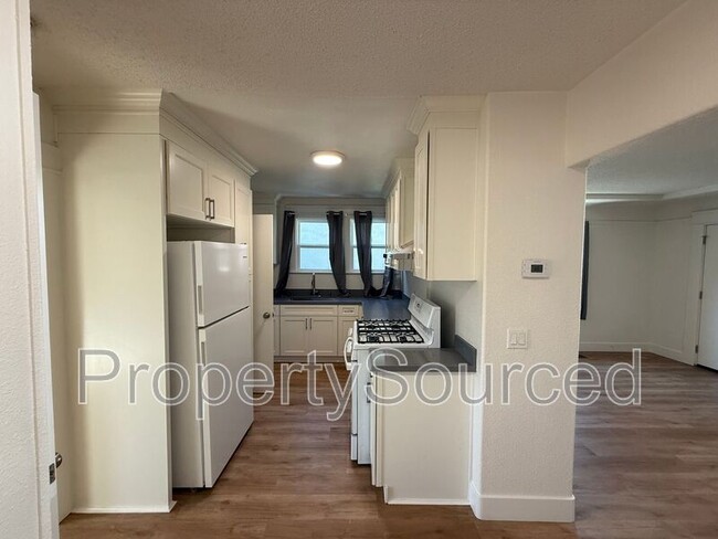 Building Photo - 940 N Sierra Nevada St