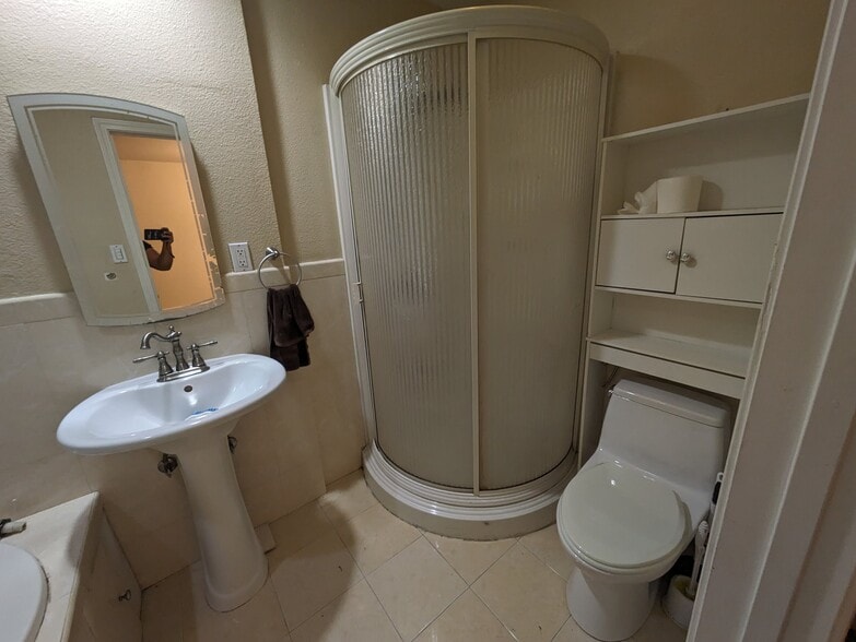 Master bathroom - 2456 Palmvilla Ct