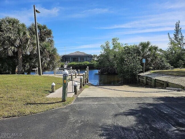 Building Photo - 6123 Lakefront Dr