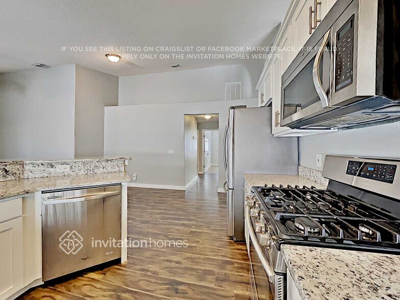 Building Photo - 1882 Sun Gazer Dr